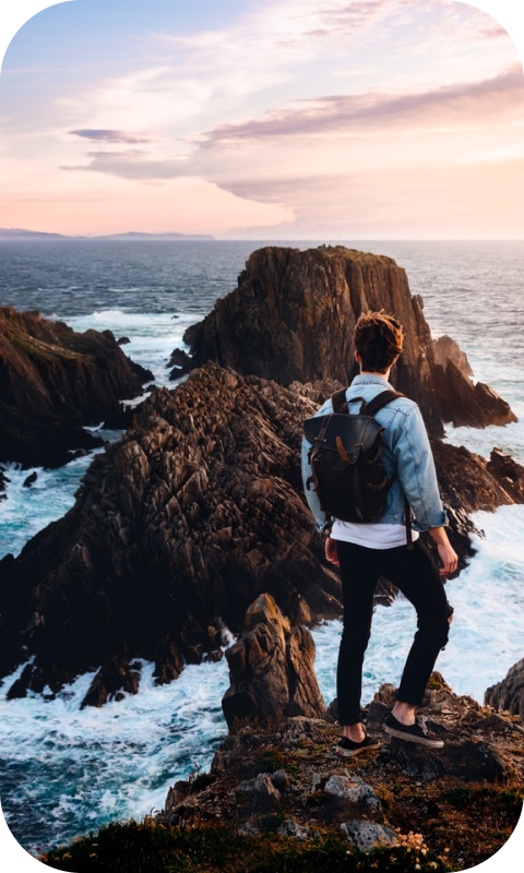 un hommer regarde la mer